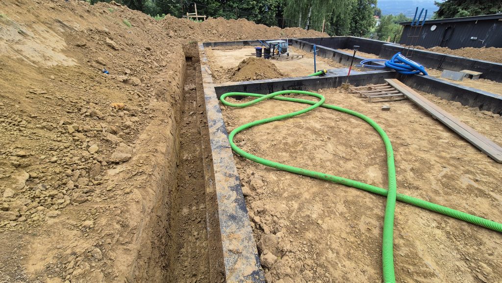 Odkopanie ław fundamentowych pod drenaż w Paszynie