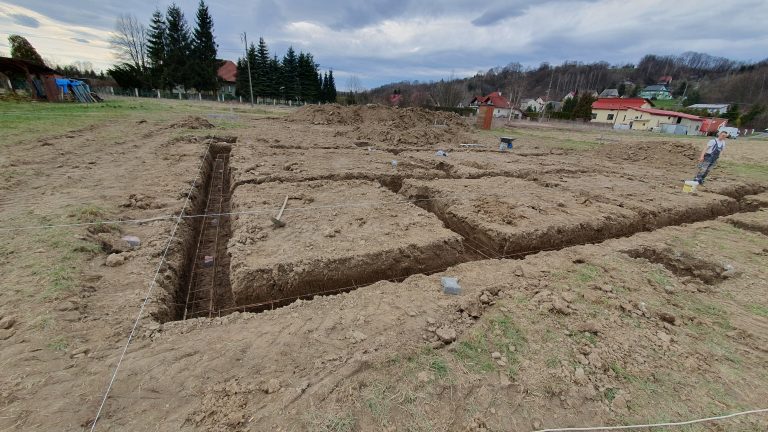 Kopanie ław fundamentowych w Chełmcu