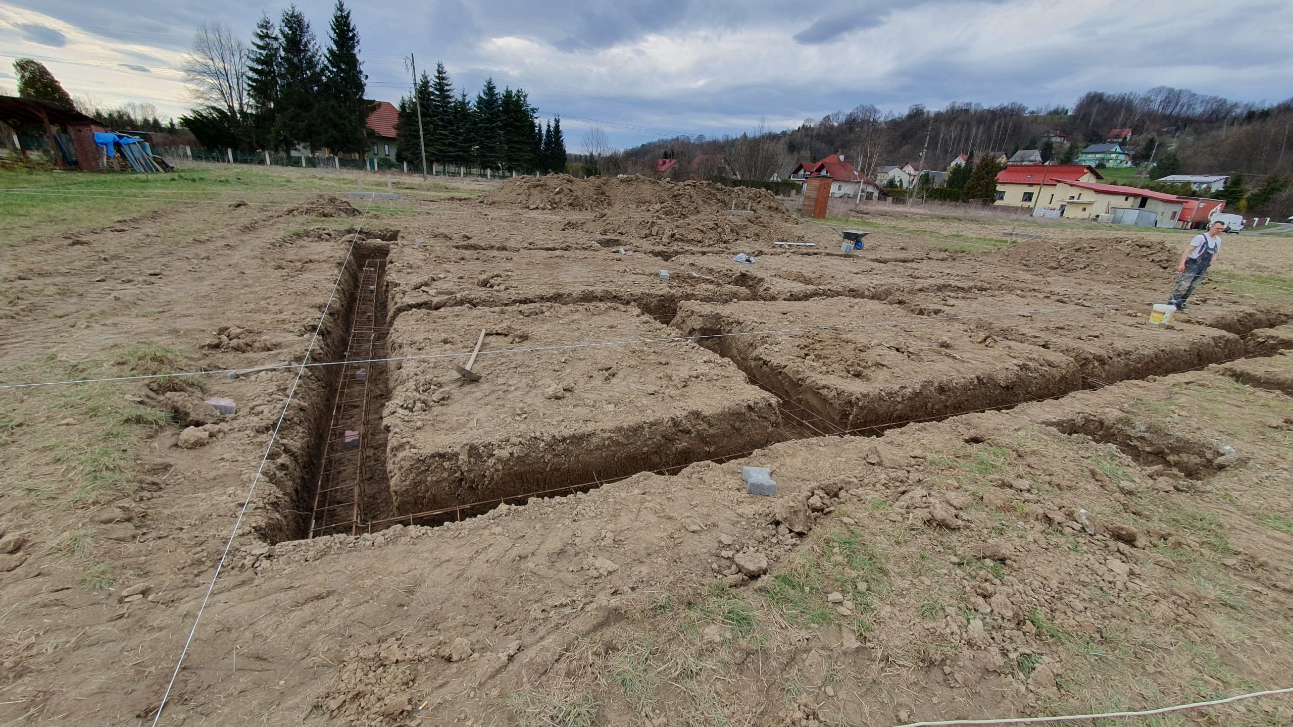 Kopanie ław fundamentowych w Chełmcu