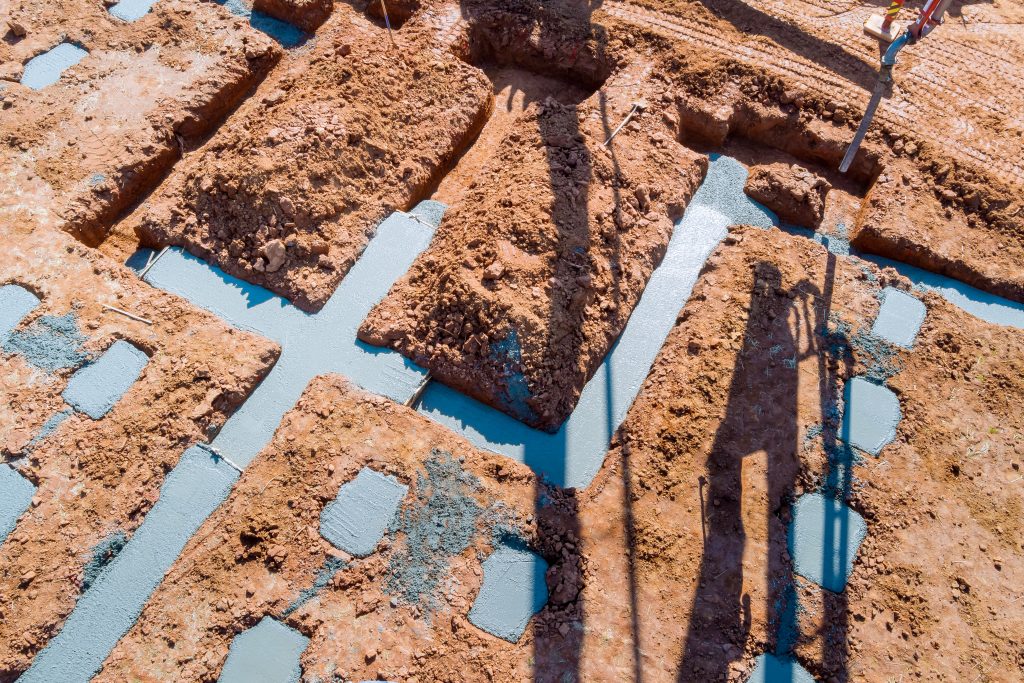 Kopanie pod ławy fundamentowe w Nowym Sączu – profesjonalne usługi koparko-ładowarką